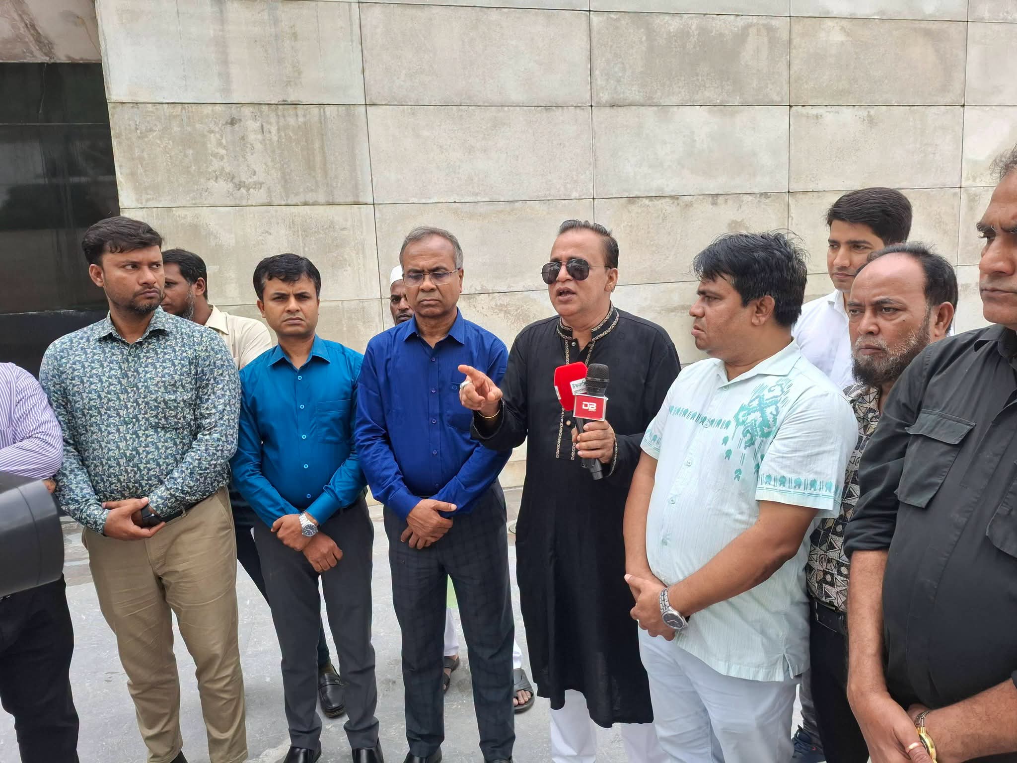 জিয়াউর রহমান ও বেগম খালেদা জিয়ার সমাধিতে বাংলাদেশ চিনি ও খাদ্য শিল্প কর্পোরেশনের নবগঠিত কমিটির শ্রদ্ধাঞ্জলি