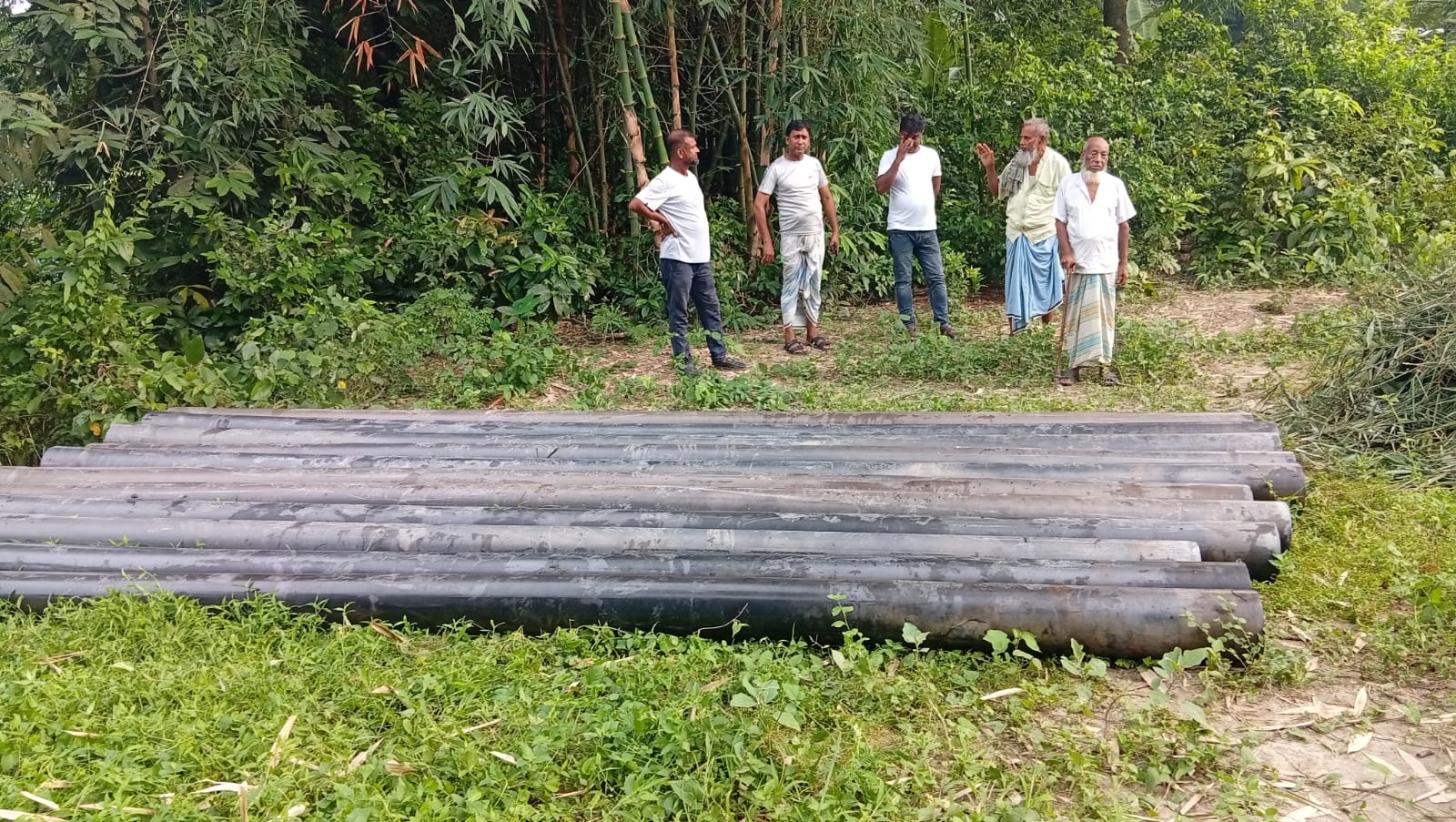 টঙ্গীবাড়ীতে পুকুর থেকে এক বছর আগে হারিয়ে যাওয়া ১১টি ড্রেজার পাইপ উদ্ধার, এলাকায় চাঞ্চল্য