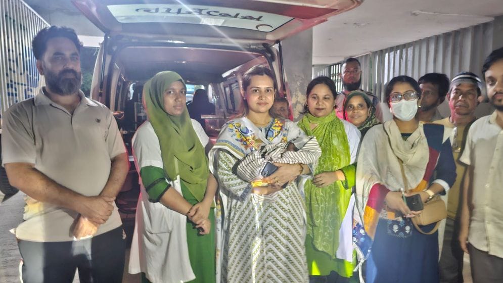 গজারিয়ায় ডাস্টবিন থেকে উদ্ধার নবজাতকের বৈধ অভিভাবকত্ব পেলেন রবিউল-সুমাইয়া দম্পতি