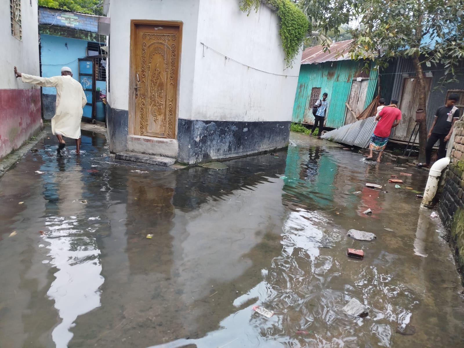মুন্সীগঞ্জে ড্রেনেজ ব্যবস্থা না থাকায় অর্ধশতাধিক পরিবারের দুর্ভোগ