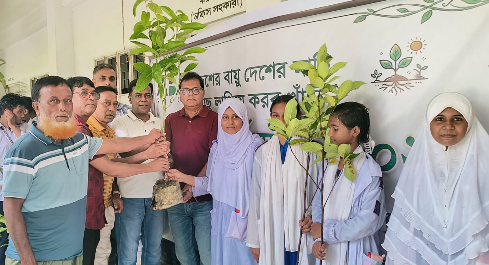 লৌহজংয়ে ৪ হাজার শিক্ষার্থীর মাঝে ফলজ বৃক্ষ বিতরণ, চার বছরে ১২ হাজার চারা উপহার