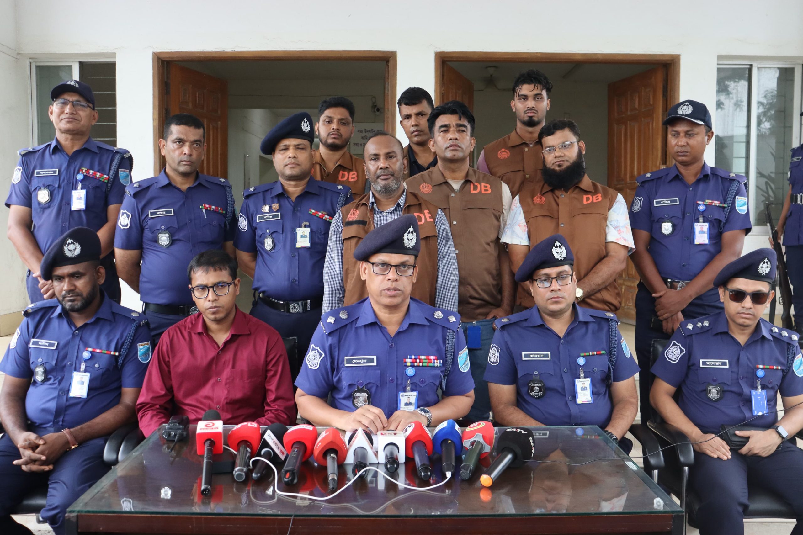 মুন্সীগঞ্জে আন্তঃজেলা মোটরসাইকেল চোর চক্রের ৩ সদস্য গ্রেফতার, ৫ মোটরসাইকেল উদ্ধার
