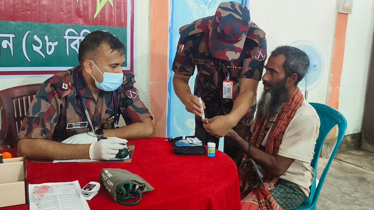 সুনামগঞ্জের তাহিরপুরে বিজিবি কর্তৃক ৫ শতাধিক অসহায় নারীপূরুষের মাঝে ফ্রি মেডিকেল ক্যাম্পের মাধ্যমে চিকিৎসাসেবা ও ঔষধ প্রদান