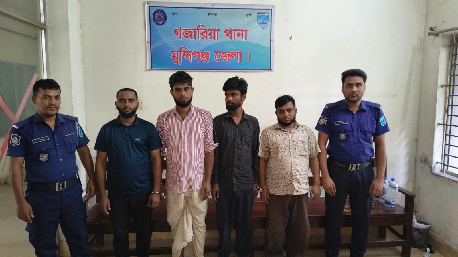 গজারিয়ায় মহাসড়ক সংলগ্ন বালুয়াকান্দি এলাকায় কোম্পানিতে ডাকাতি সংঘটিত চক্রের চারজন আটক