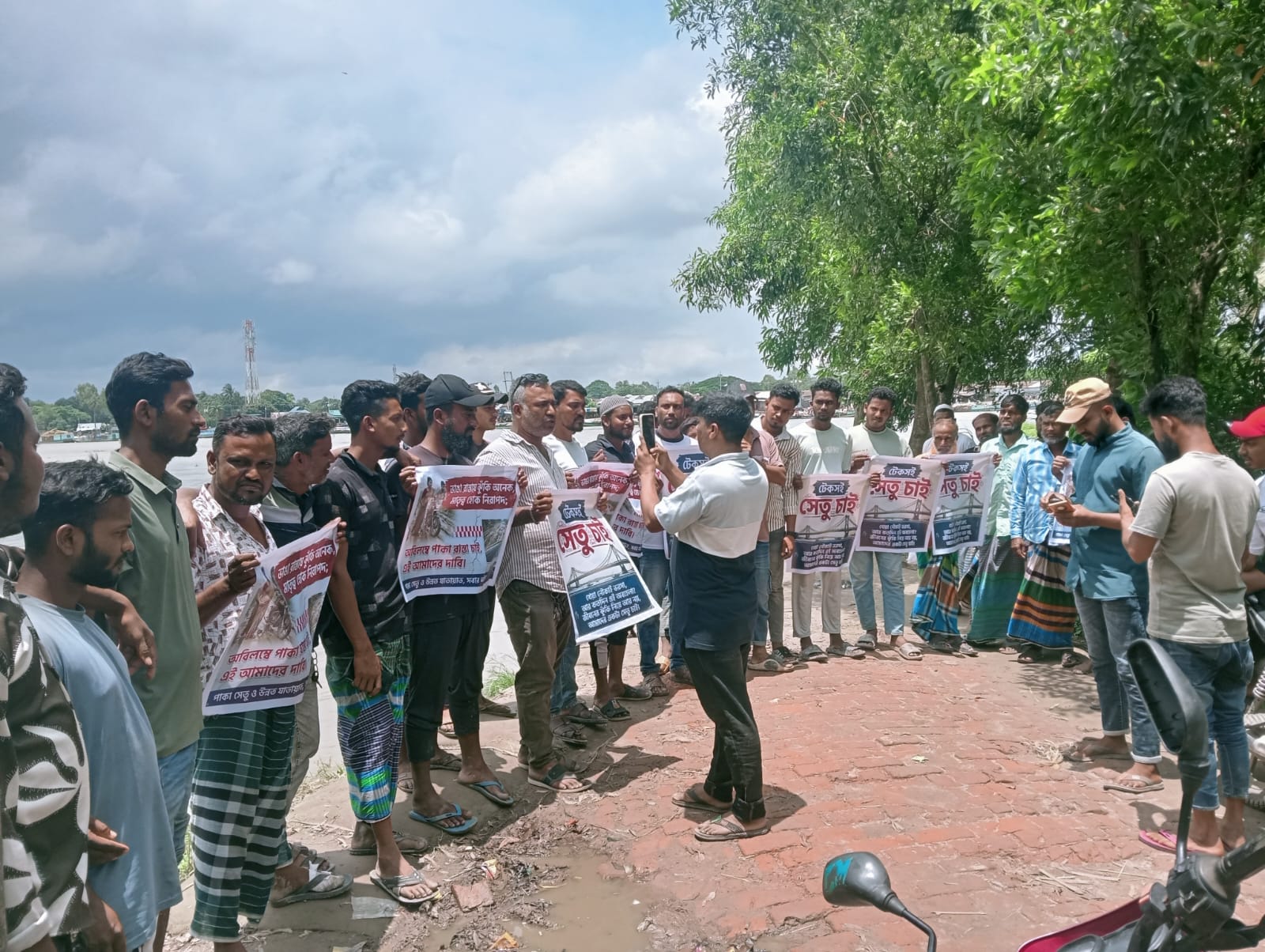 মুন্সীগঞ্জের দিঘীরপাড়ে দ্বিতীয় দফায় মানববন্ধন, সেতু-স্থায়ী বাঁধসহ তিন দফা দাবি বাস্তবায়নের আহ্বান