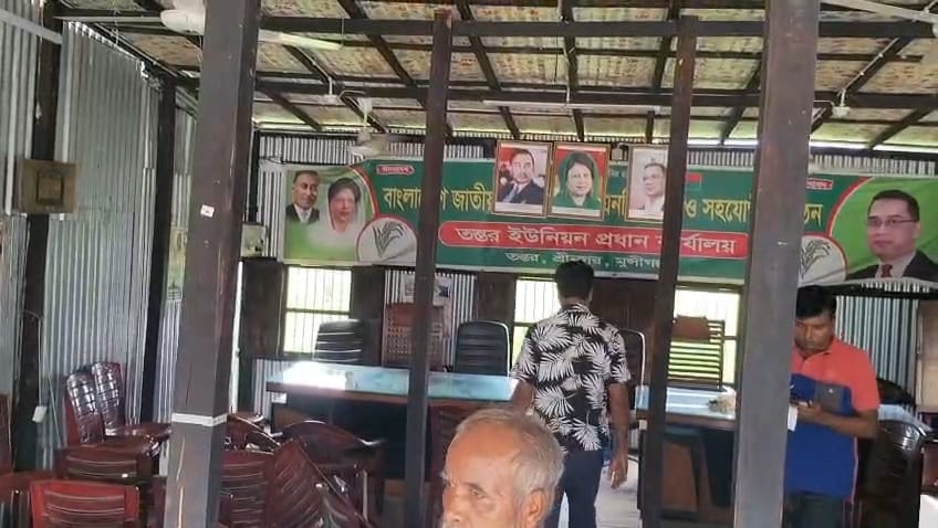 শ্রীনগর সিংপাড়া বিএনপি কার্যালয়ে হামলা, যুবদল নেতাসহ আহত ৪