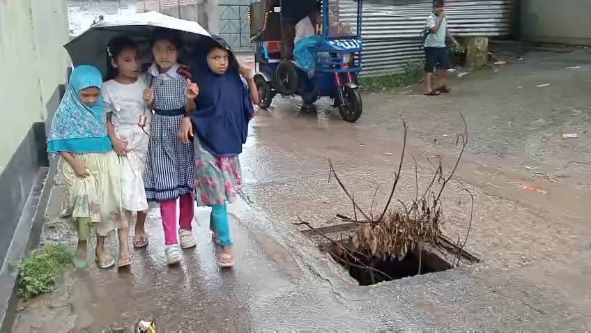 মুন্সীগঞ্জে স্কুলের সামনে মরণফাঁদ, দীর্ঘদিনেও বন্ধ হয়নি খোলা ম্যানহোল