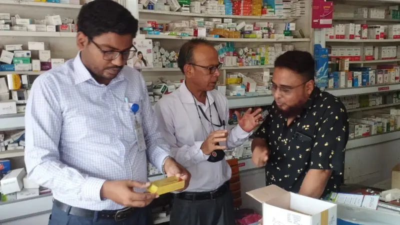 মুন্সীগঞ্জে মেয়াদোত্তীর্ণ ওষুধ রাখায় দুই ফার্মেসিকে ২০ হাজার টাকা জরিমানা