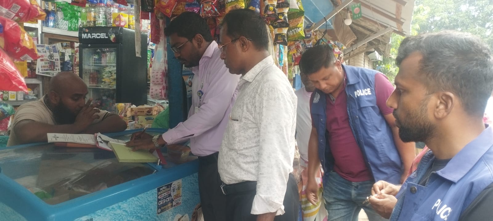 সিরাজদিখানে ভোক্তা অধিদপ্তরের অভিযান, তিন প্রতিষ্ঠানকে ১৪ হাজার টাকা জরিমানা