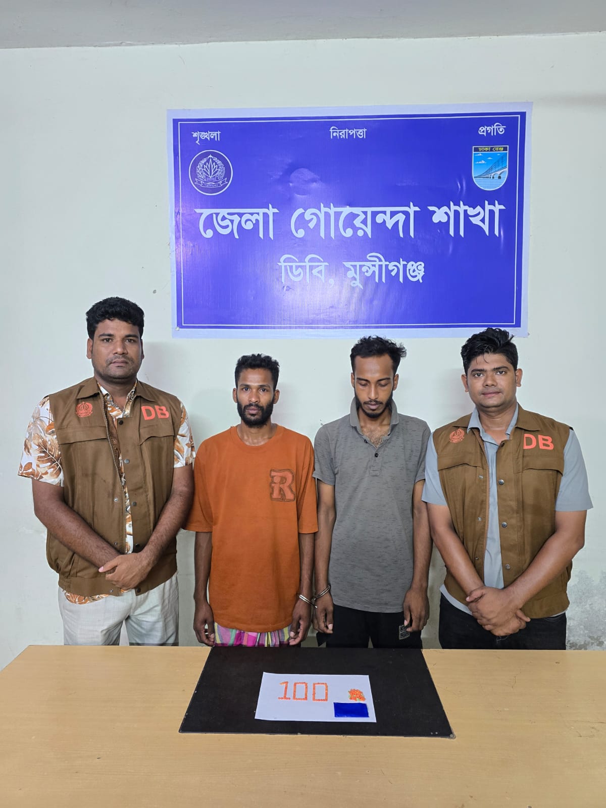 মুন্সীগঞ্জে ১০০ পিস ইয়াবাসহ দুইজন গ্রেপ্তার