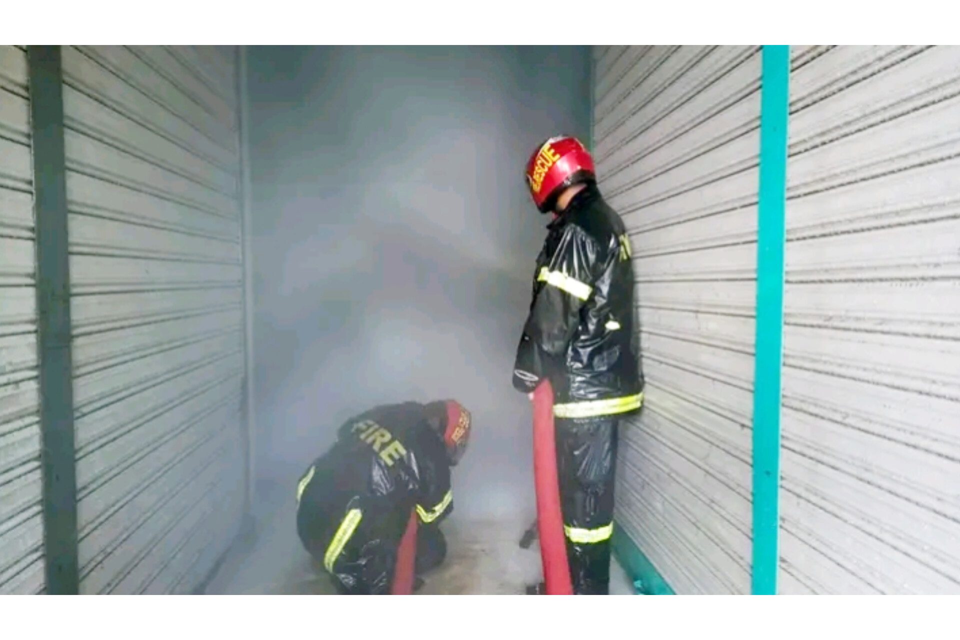 লৌহজংয়ে বস্ত্রের গোডাউনে আগুন, ফায়ার সার্ভিসের নিয়ন্ত্রণে