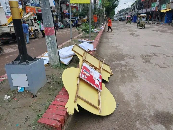 মুন্সিগঞ্জ শহরের প্রধান সড়ক থেকে রাজনৈতিক ব্যানার-বিলবোর্ড অপসারণ