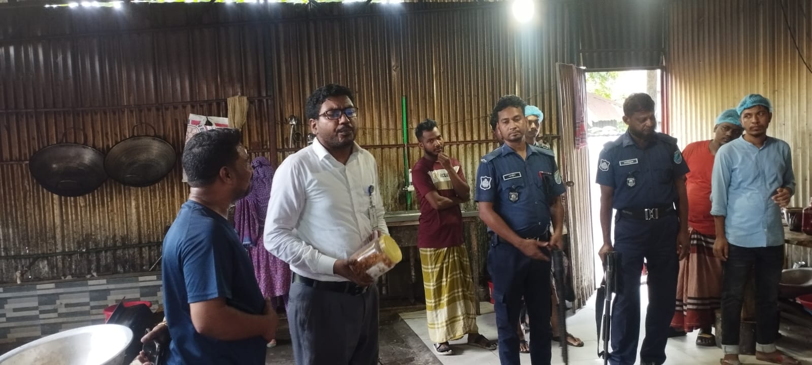 শ্রীনগরে নবাব কাচ্চি ডাইনে ১৫ হাজার টাকা জরিমানা