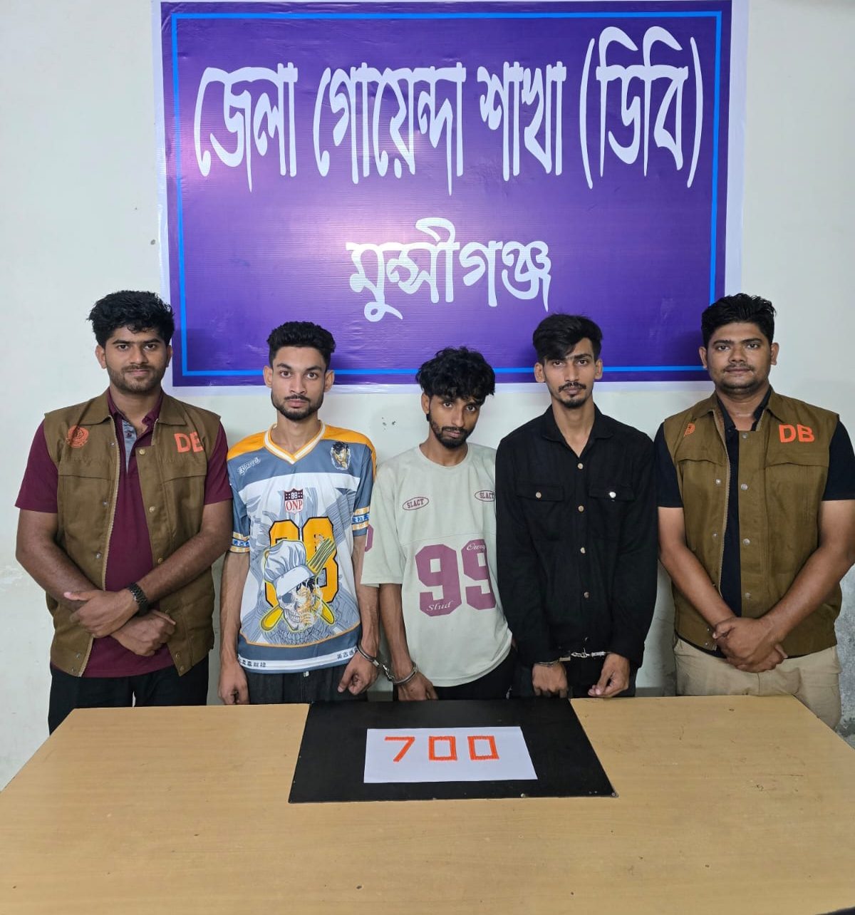 মুন্সীগঞ্জে ডিবির অভিযানে ৭০০ পিস ইয়াবাসহ ৩ জন গ্রেপ্তার