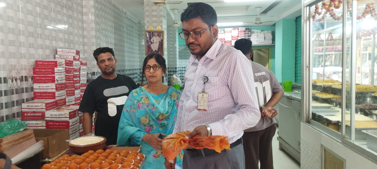 শ্রীনগরে ভোক্তা অধিকার অভিযানে দুই প্রতিষ্ঠানকে ২৩ হাজার টাকা জরিমানা