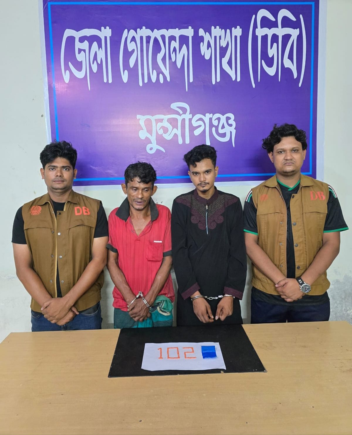 টঙ্গিবাড়ীতে ১০২ পিস ইয়াবাসহ গ্রেপ্তার ২, একজনের বিরুদ্ধে ৭ মামলা