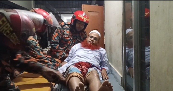 ঢাকা-মাওয়া এক্সপ্রেসওয়েতে কাভার্ড ভ্যানের ধাক্কায় আহত ২, উদ্ধার করল ফায়ার সার্ভিস